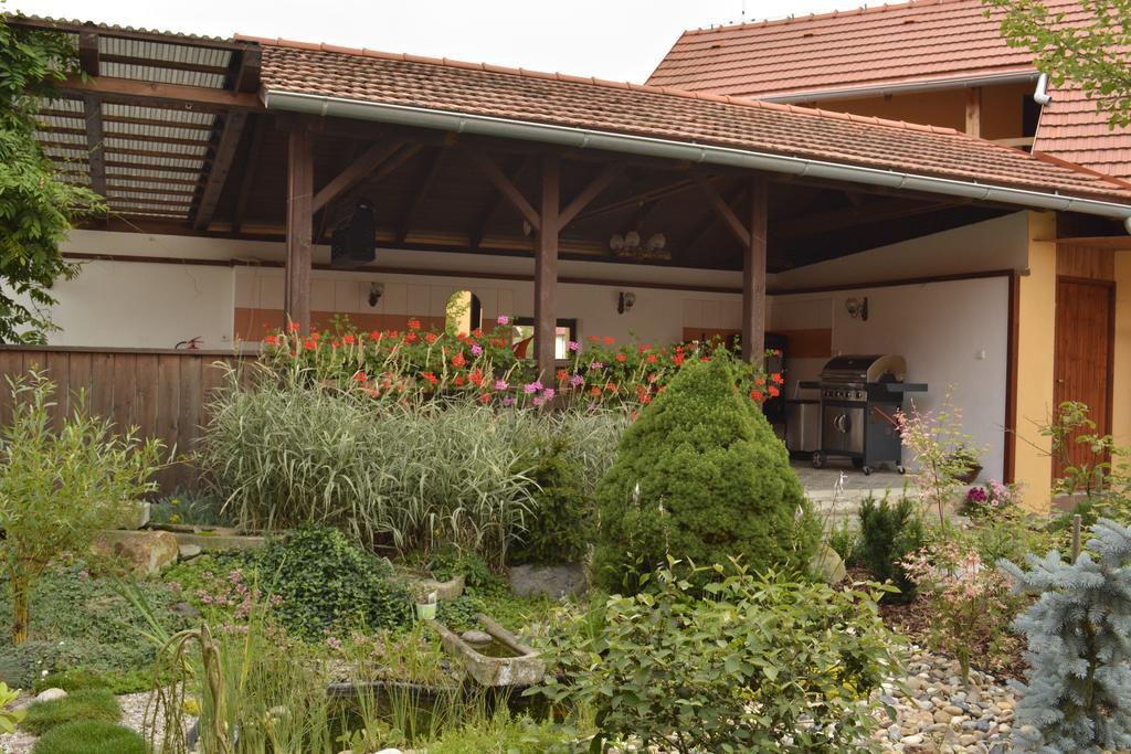 Penzion Farma Dvorec Radnice Exterior photo